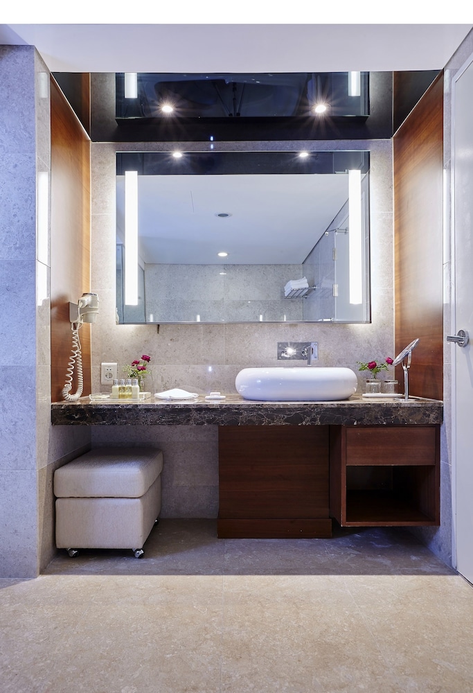 Suite - Photo 11