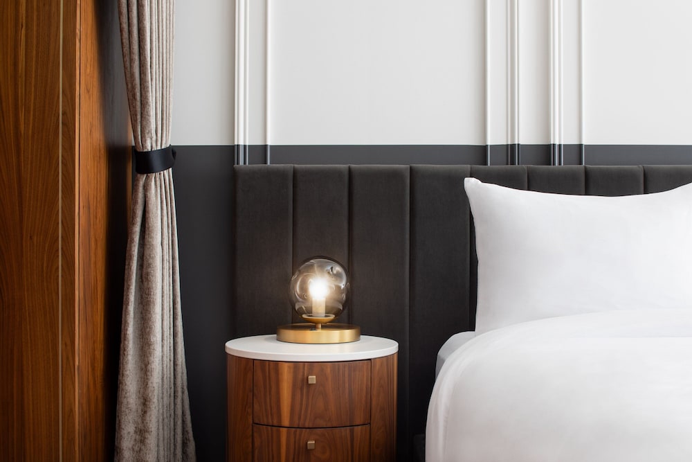 Suite, 1 King Bed, City View