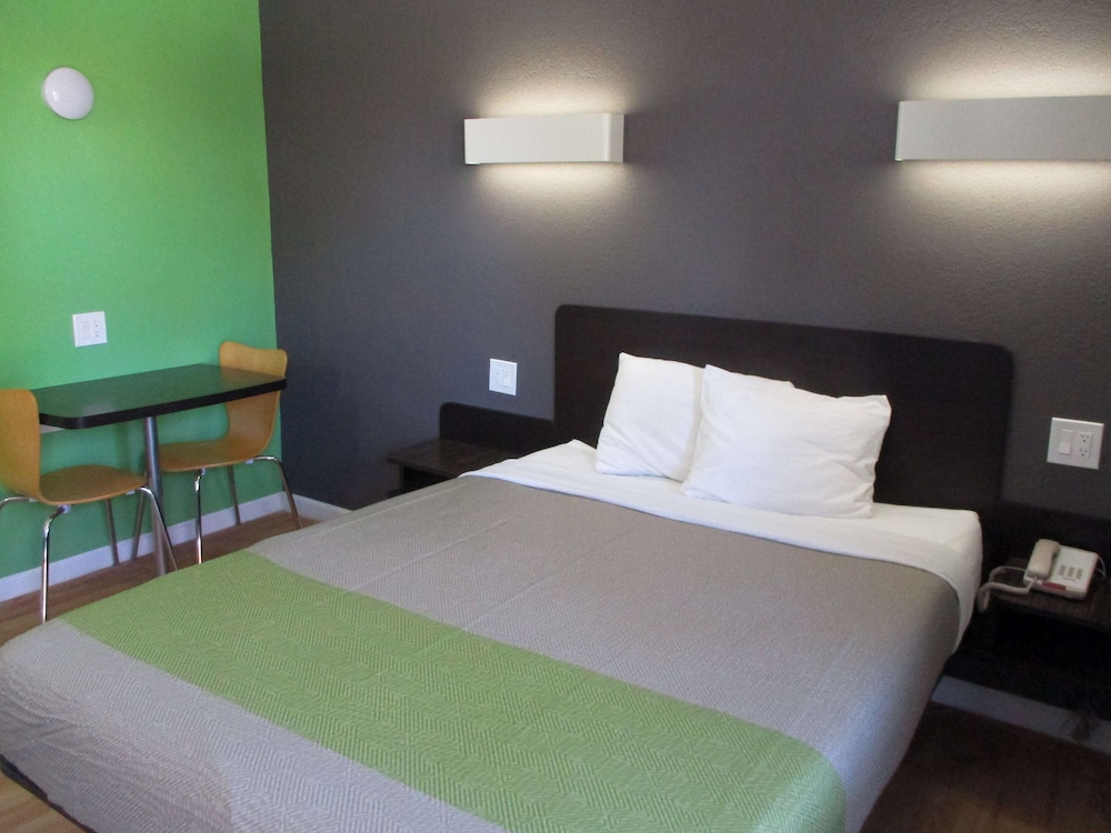 Deluxe Suite, 1 Queen Bed, Non Smoking, Kitchenette - Photo 10