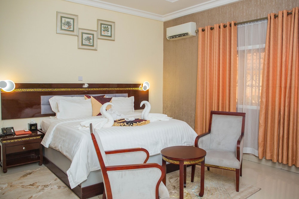 Executive Suite - Photo 8