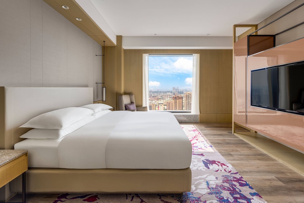 Family Suite, 1 King Bed, Non Smoking - Photo 1