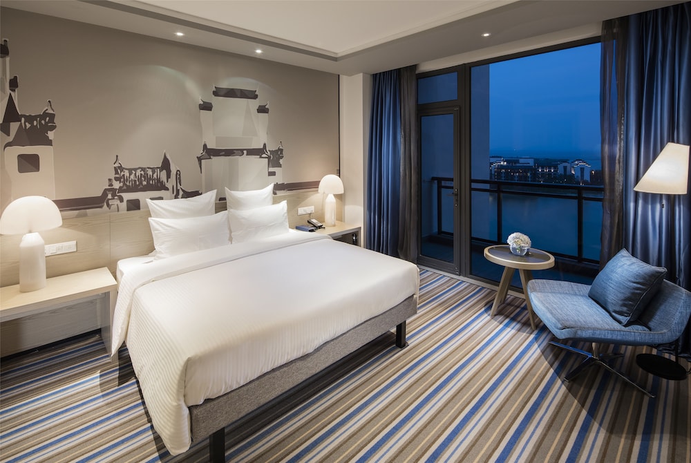 Deluxe Suite, 1 King Bed photo 2