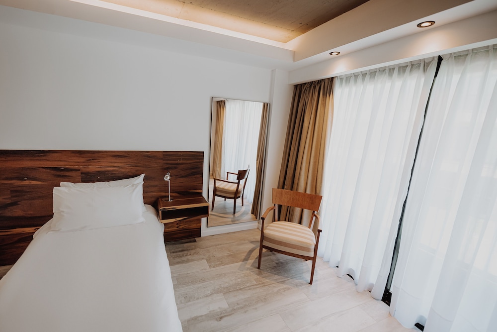 Deluxe Twin Room photo 3