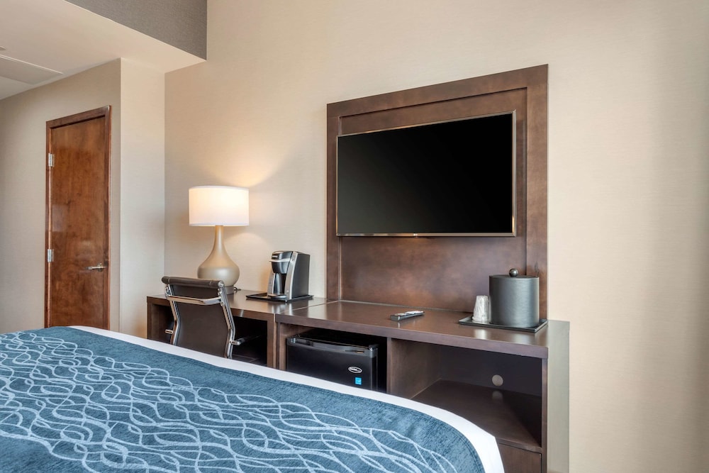 1 Queen Bed, Balcony - Photo 3