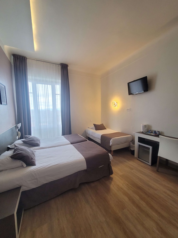 Standard Room, 3 Twin Beds - Photo 20