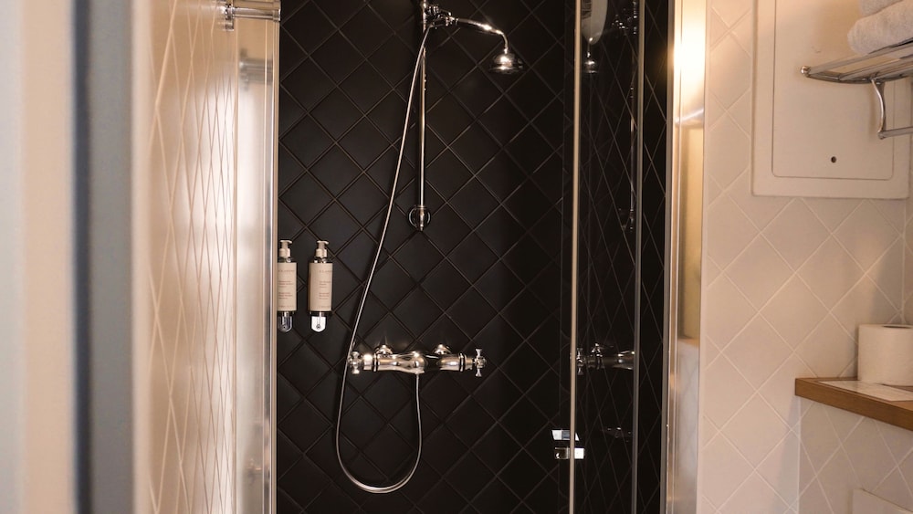 Chambre mansardée sous les toits photo 3
