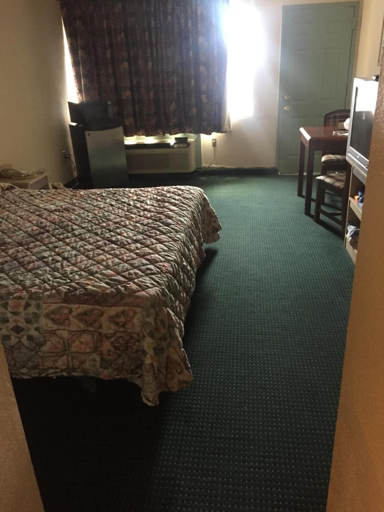 Room, 1 King Bed, Smoking photo 1
