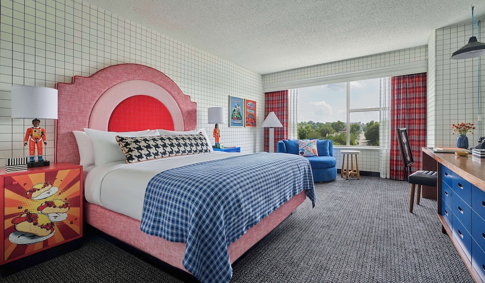 Room, 1 King Bed, Accessible (3x3 Shower) - Photo 11