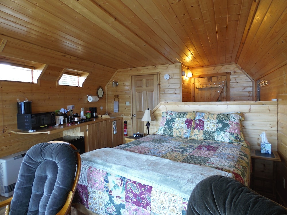Deluxe Cabin, 1 Queen Bed, Kitchenette, Beach View (Cloud 9 Cabin) ALL GUESTS MUST REGISTER