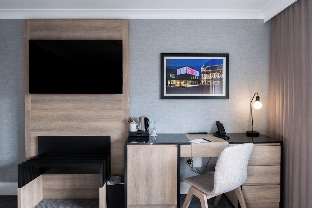 Standard Room, 1 King Bed (Super King) - Photo 6