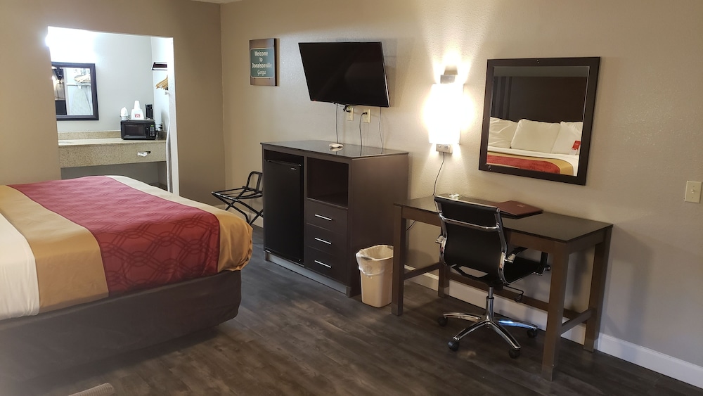Standard Room, 1 King Bed, Smoking - Photo 5