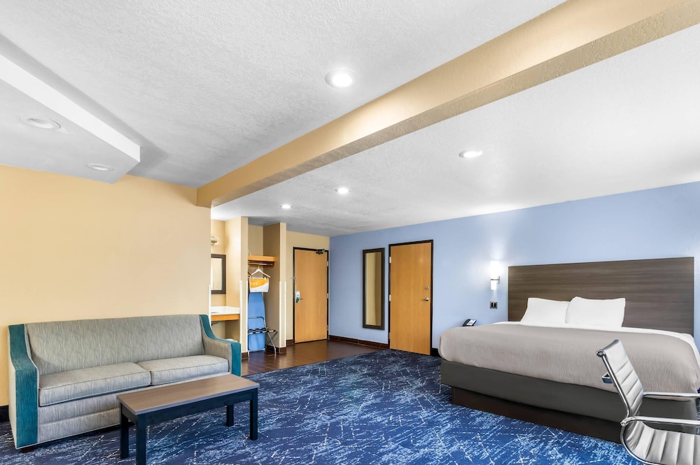 Suite, 1 King Bed, Non Smoking - Photo 3