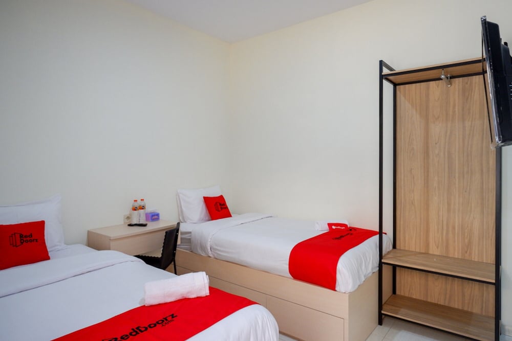 Twin Room (RedDoorz) photo 2