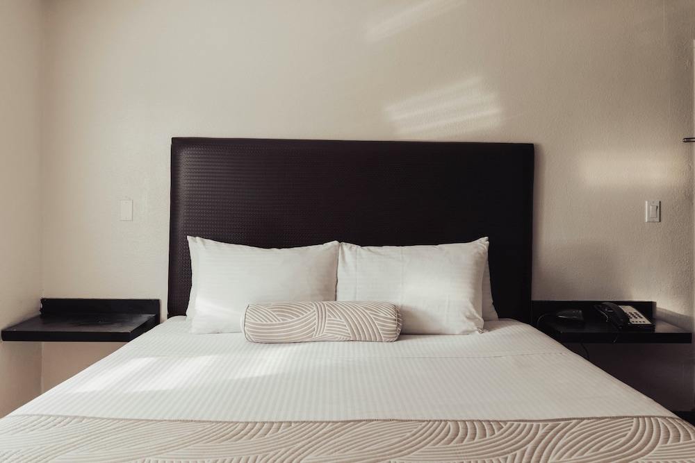 Deluxe Room, 1 King Bed, Accessible Bathtub photo 1