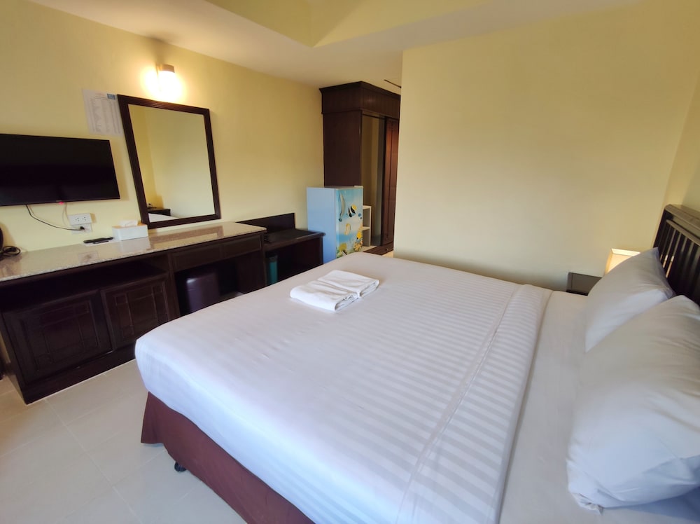 Standard Room, 1 King Bed, City View - Photo 4