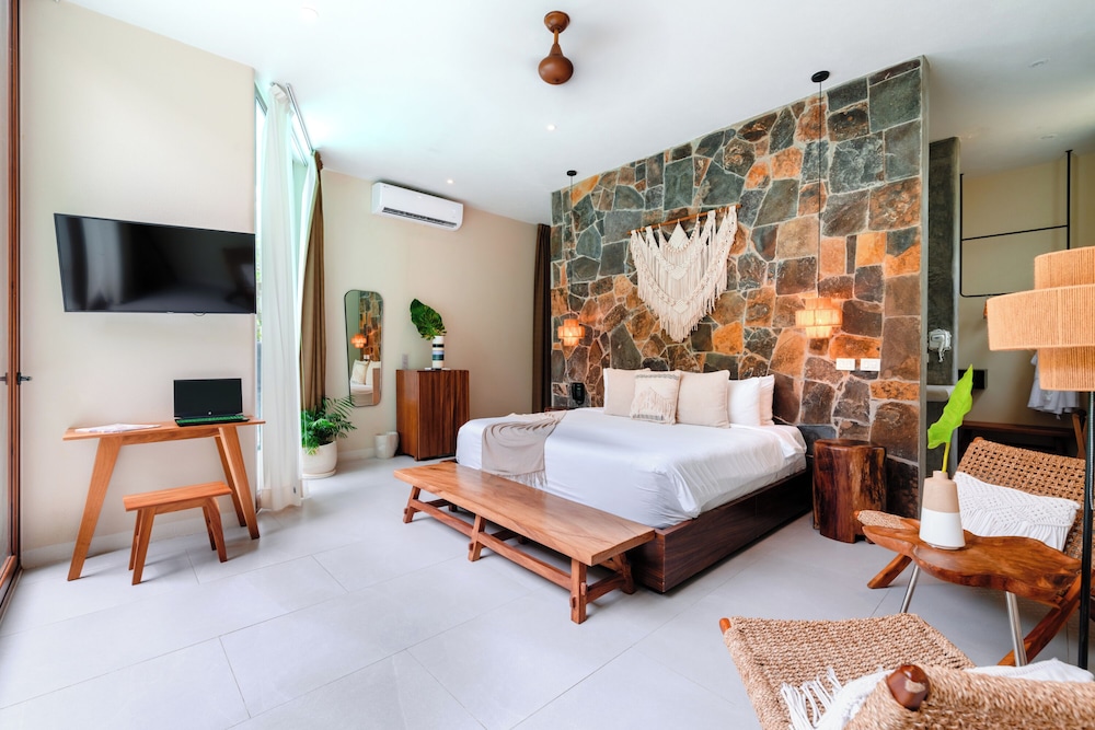 Signature Room, 1 King Bed, Pool Access photo 2