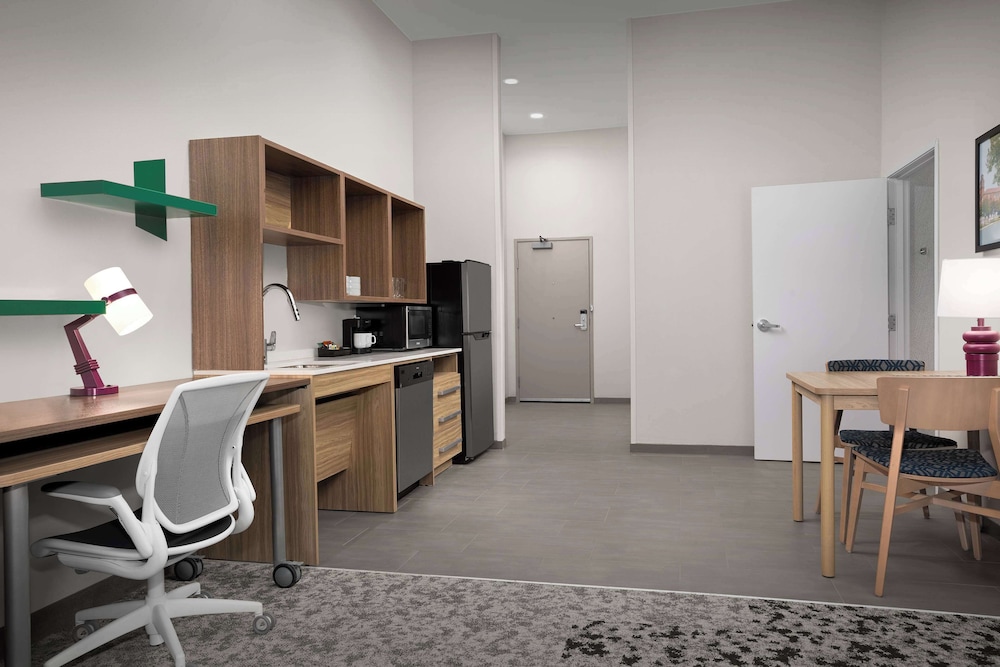 Suite, 1 Bedroom - Photo 2
