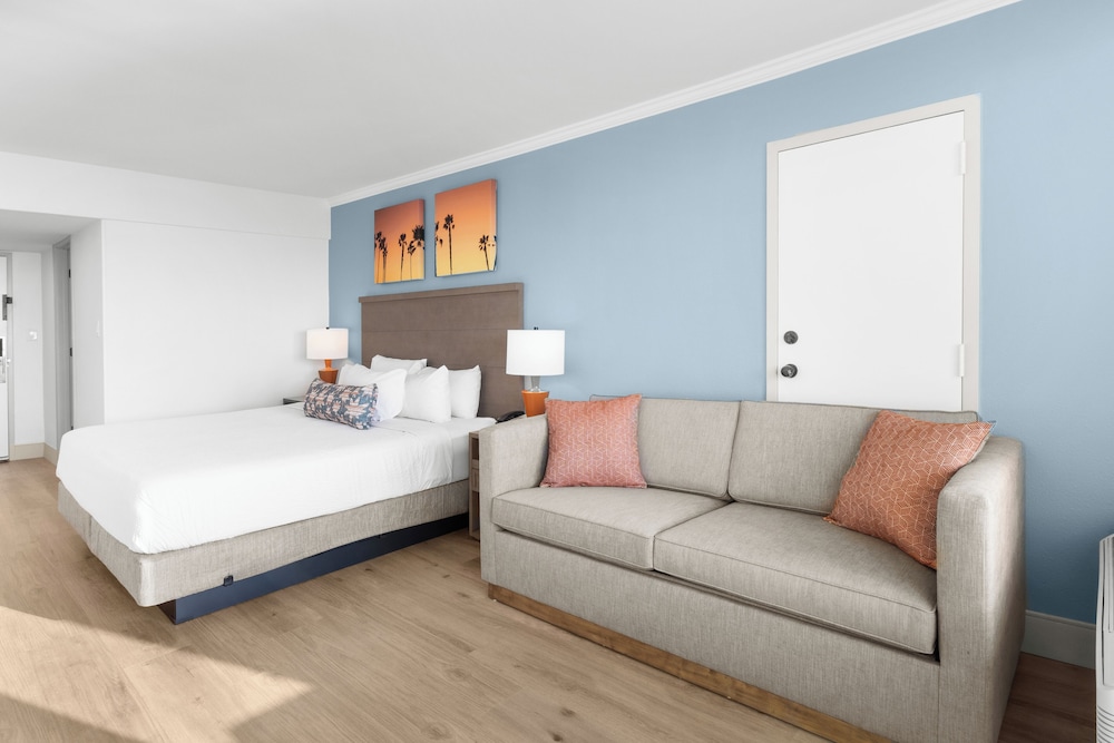 Oceanfront Deluxe King Room - Photo 5