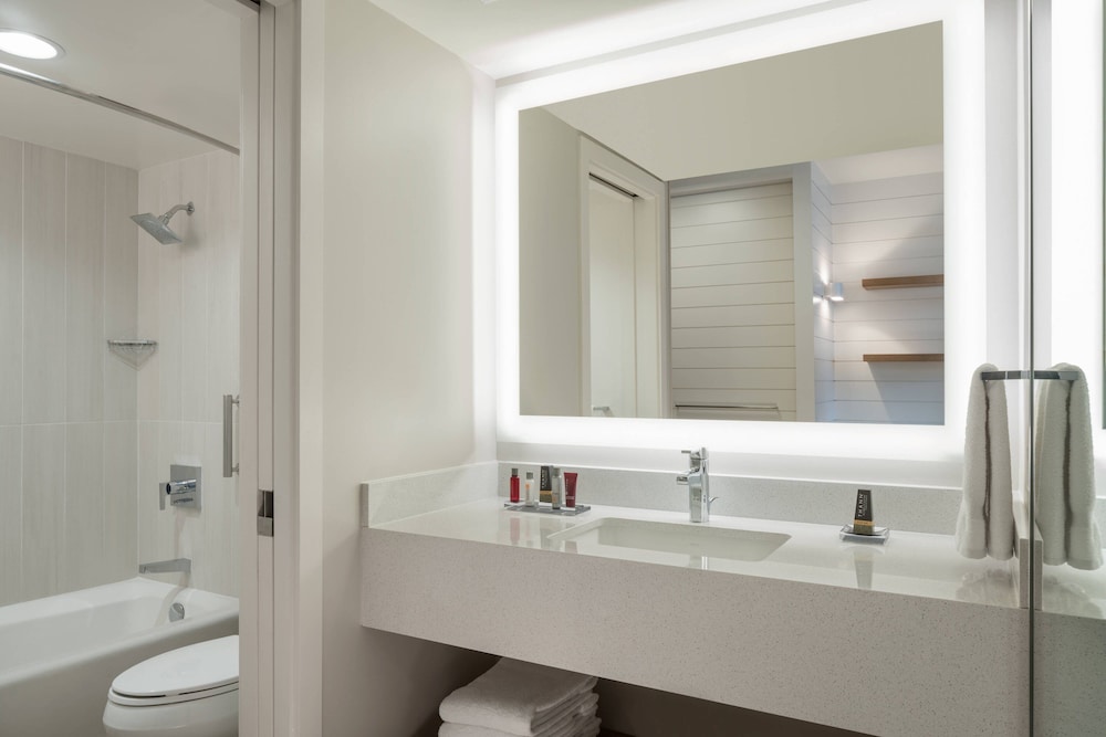 Family Suite (mobility Accessible, Roll-in Shower)