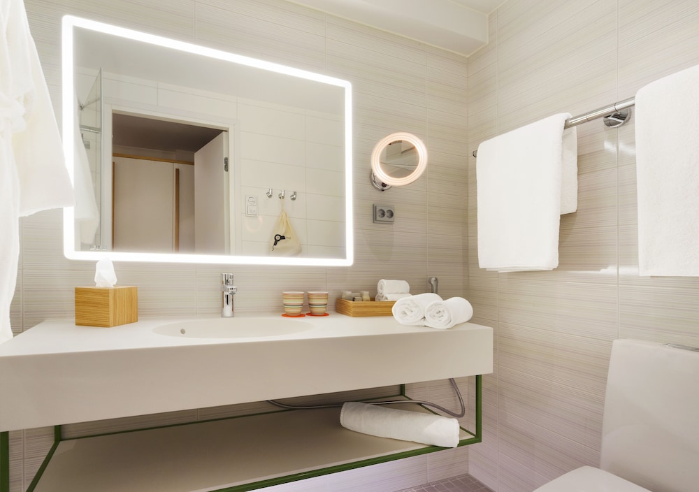 Standard Room, 2 Twin Beds, Accessible thumbnail 5