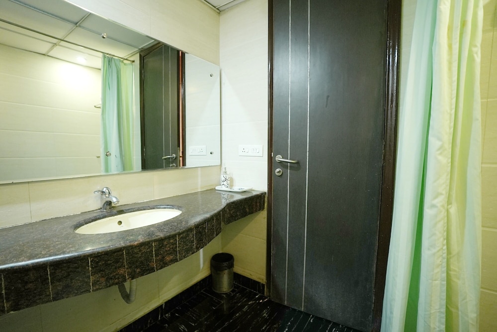 Deluxe Room - Photo 5