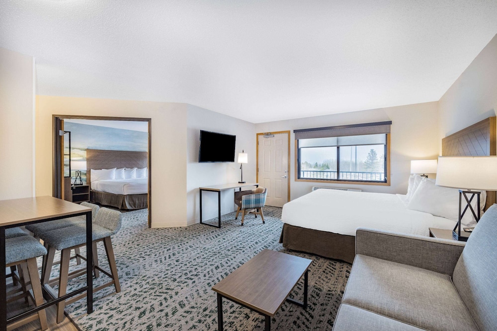 Deluxe Suite, 1 Bedroom, Non Smoking (1 King Bed & 1 Queen Bed) photo 1
