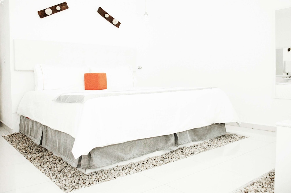Standard Room, 1 King Bed, Non Smoking - Photo 4