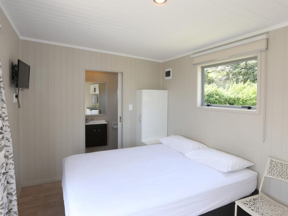 Studio Ensuite Cabin -sleeps 6 (Bedding not included)