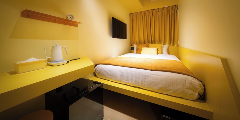 Yellow with Shared Bathroom photo 1