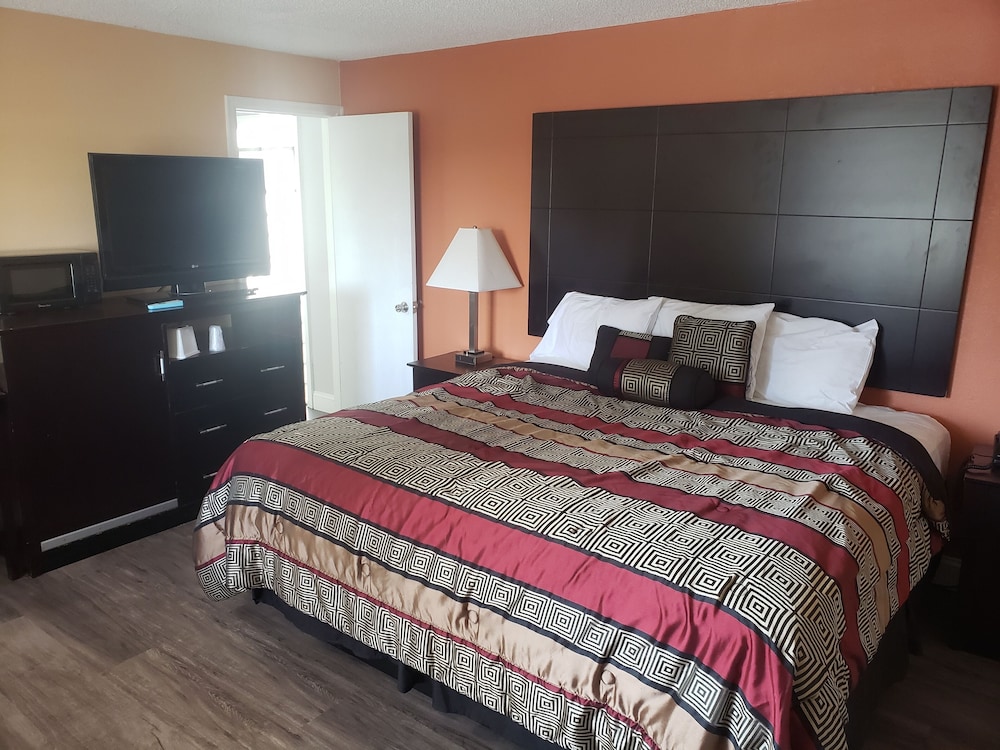 Standard Room, 1 King Bed, Non-Smoking photo 2