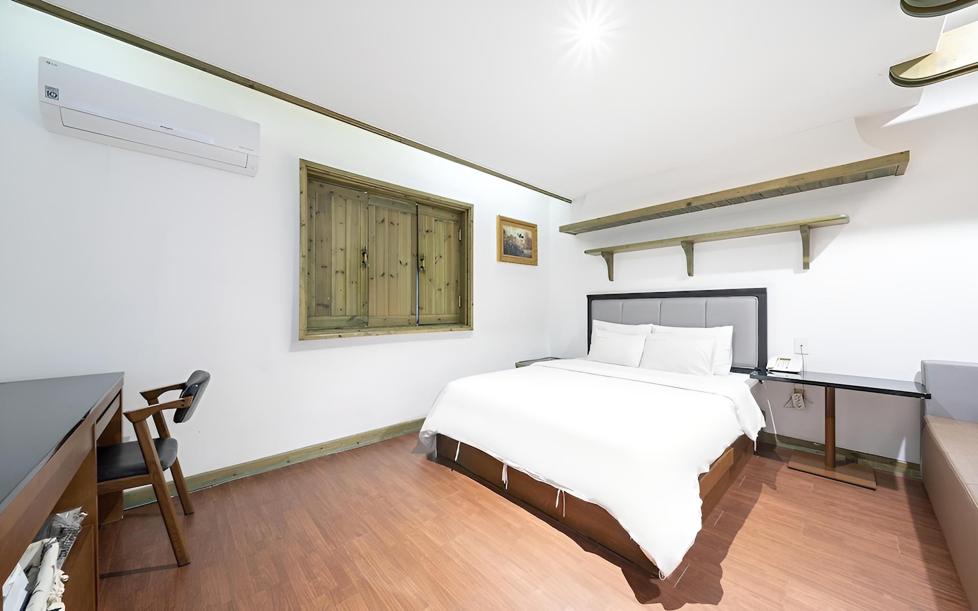 Room (Standard (65""Smart TV Netf) - Photo 2