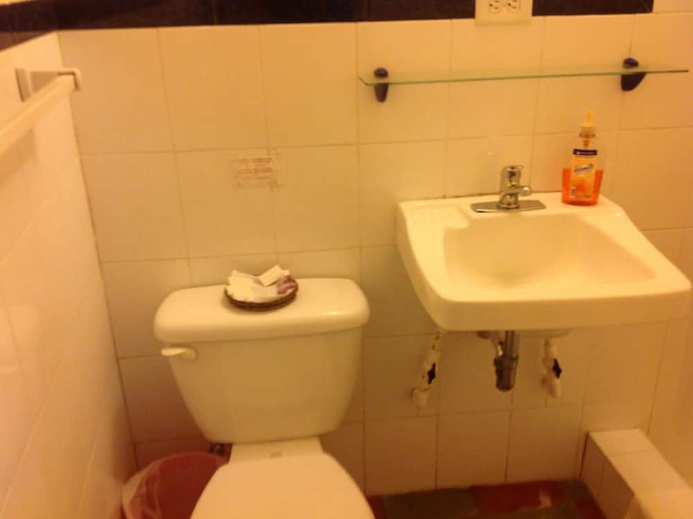 Classic Triple Room, 3 Twin Beds, Non Smoking photo 3