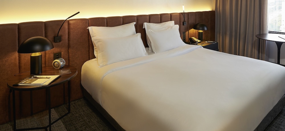 Deluxe Room, 1 Queen Bed, Accessible (Premium)