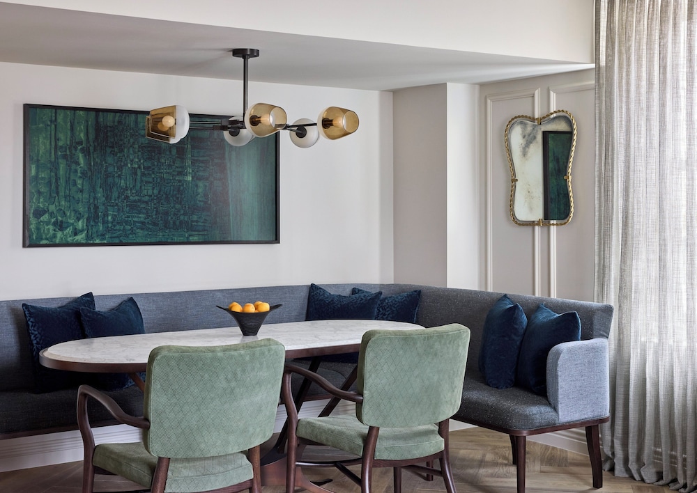 Grand Premier Gallery View Suite