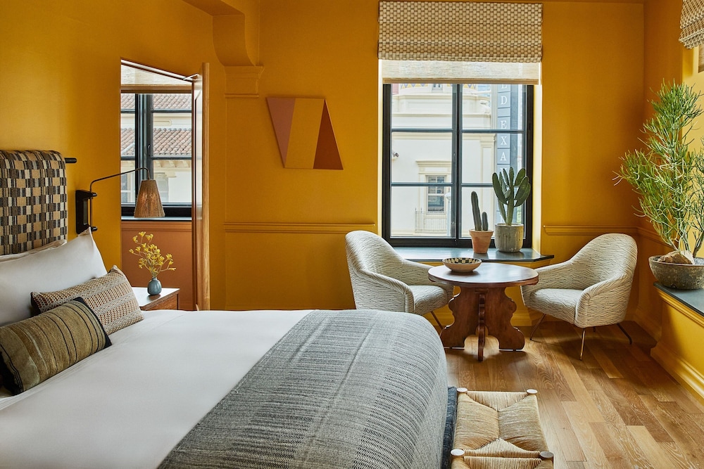 Suite, 1 Double Bed, City View, Corner