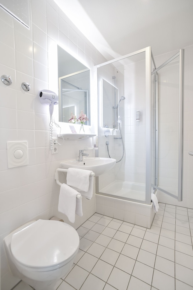 Standard Suite - Photo 15