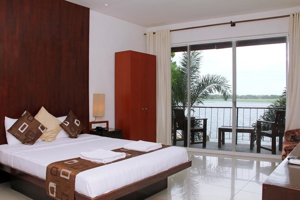 Deluxe Double Room, Lake View photo 1
