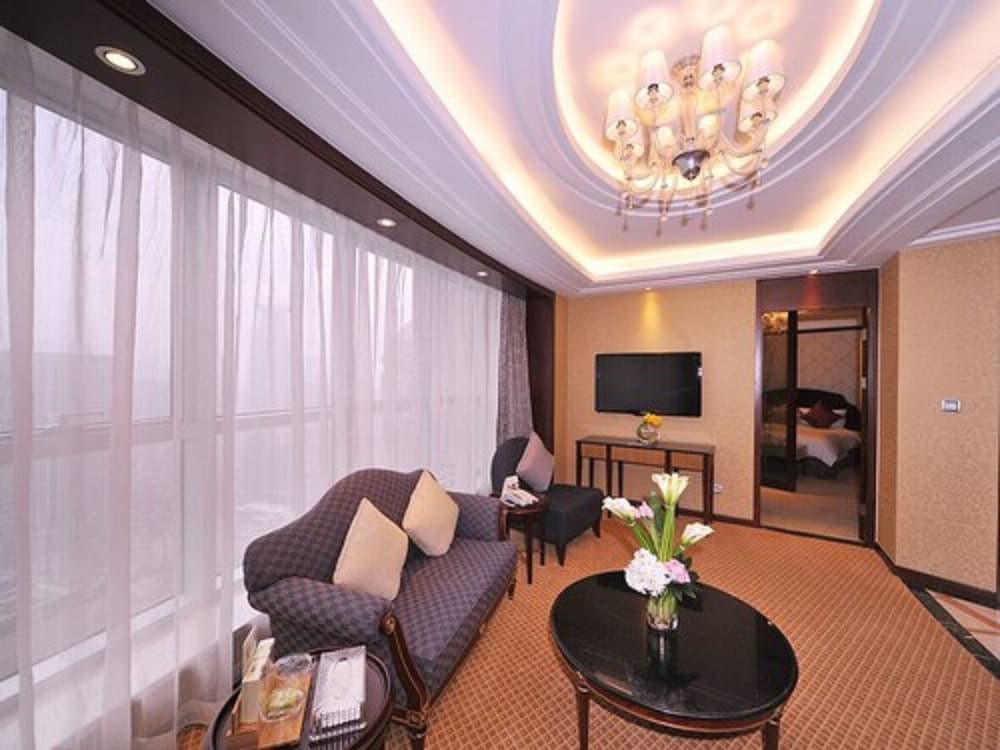 Executive Room thumbnail 6
