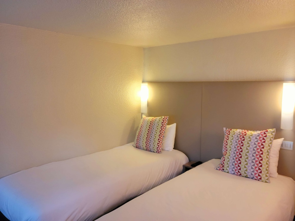 Standard Room, 2 Twin Beds photo 3
