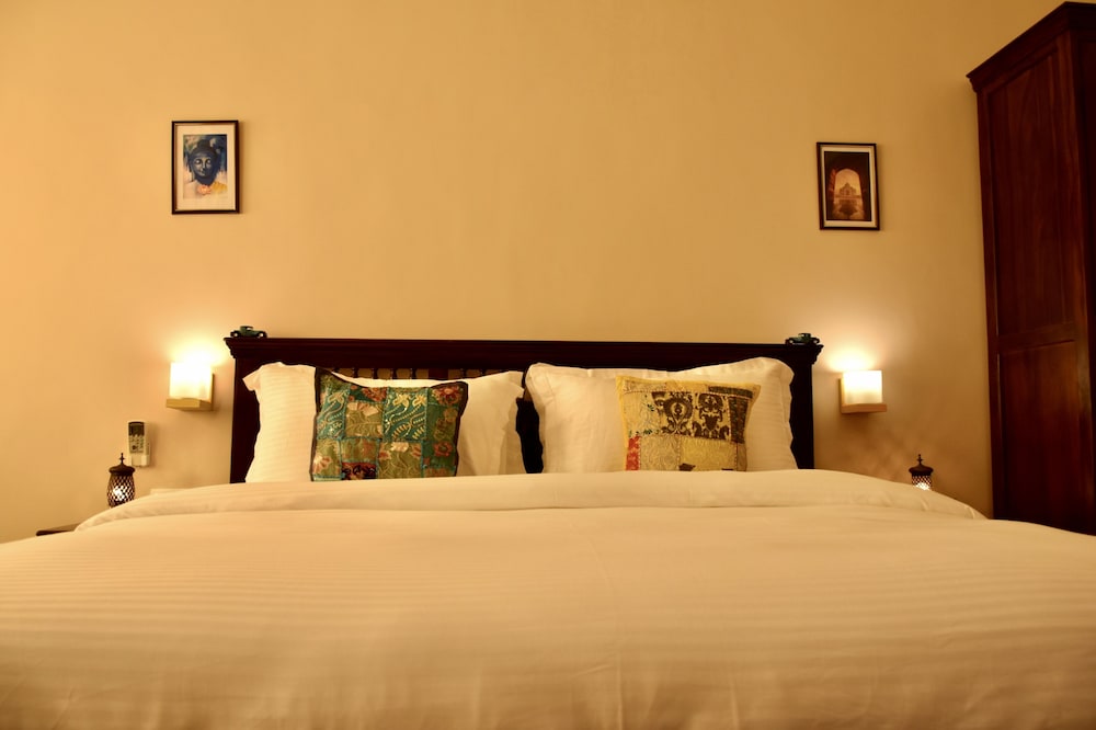 Fort View Superior Room with Jharokha, King bed ( 4th Floor )