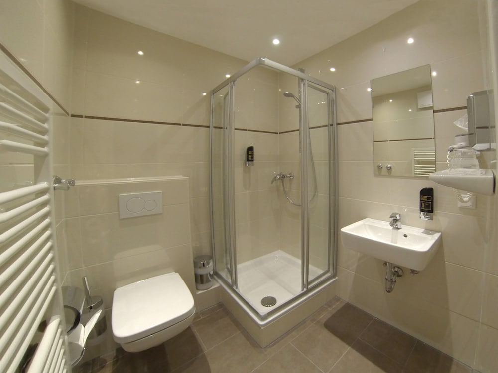 Standard Double Room - Photo 9