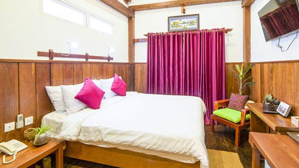 Deluxe King Room (Free Pick Up)