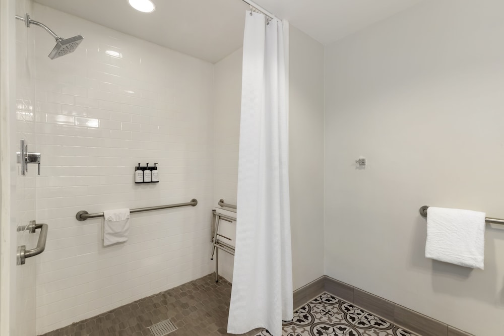 Executive Room, 1 Queen Bed, Accessible - Photo 2