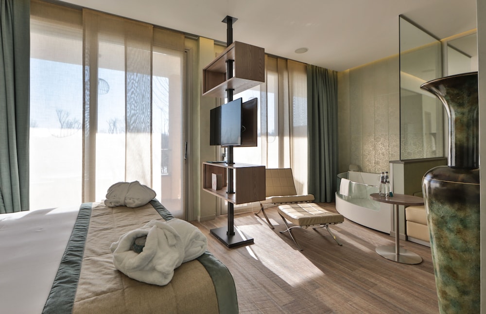 Junior Room, Hot Tub, River View (Private Wellness Resort)