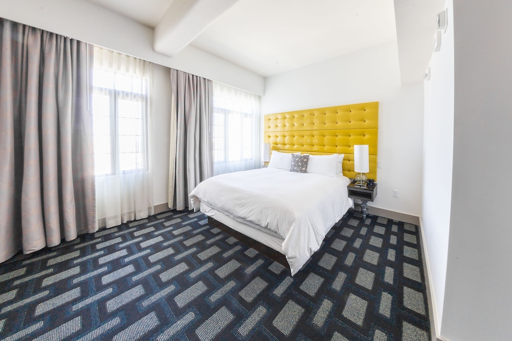 One King Bed, Accessible (Maverick Room) - Photo 1