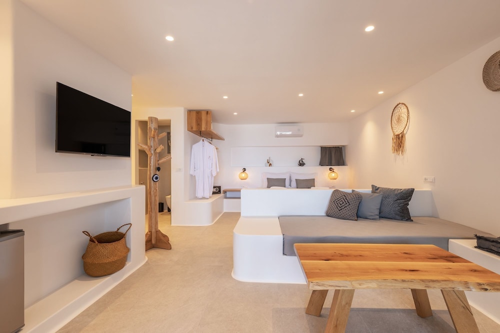 Superior Suite with sea and pool view & outdoor hot tub