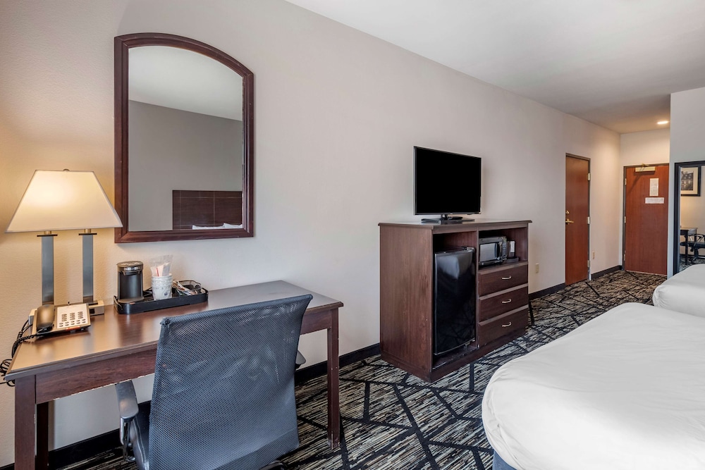 Standard Room, 2 Queen Beds, Non Smoking, Refrigerator & Microwave photo 1