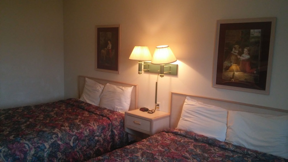 Standard Room, 2 Queen Beds, Non Smoking - Photo 1
