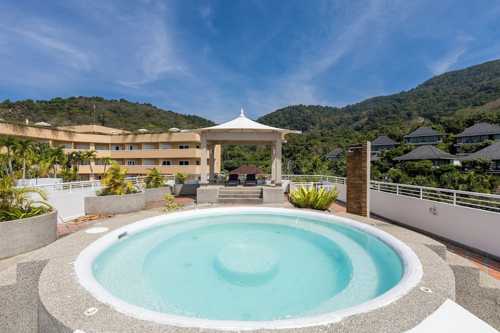 One Bedroom Penthouse Suite with Rooftop Jacuzzi - Photo 2