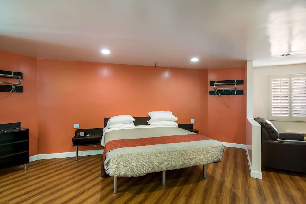 Standard Room, 1 King Bed, Non Smoking, Refrigerator & Microwave - Photo 1